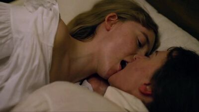 A celebridade Kate Winslet numa cena de sexo lésbico em «Amonite»
