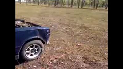 Wir haben uns ein gemütliches Plätzchen außerhalb der Stadt gesucht, sie bläst den Schwanz wie eine Meisterin, hat ihm die Seele aus dem Schwanz gesaugt, Ficken im Auto