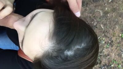 Una ragazzina si fa scopare, succhia il cazzo e lecca le palle a un amante più grande di lei per strada in cambio di un iPhone, video