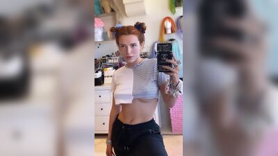 Bella Thorne – selfie pod biustem, 6 października 2020 r