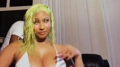 Nicki Minaj te seduce con sus grandes tetas