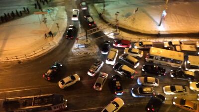Embouteillage à l'entrée de Kudrovo en provenance de la rue Dybenko. #KudrovodorozNet