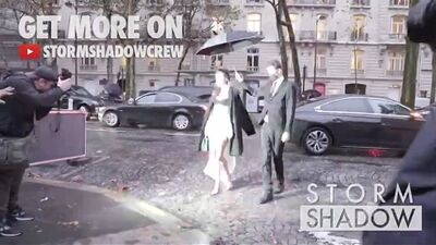 Вінсент Кассель, Тіна Кунакей та Алессандра Амброзіо на ювілейному заході Vogue в Парижі (480 × 854).mp4