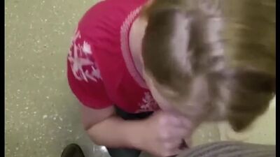 A professora fez sexo oral num aluno num corredor vazio