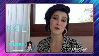 Mary Elizabeth Winstead e Miku Patricia Martineau tocaram ukulele entre uma briga e outra