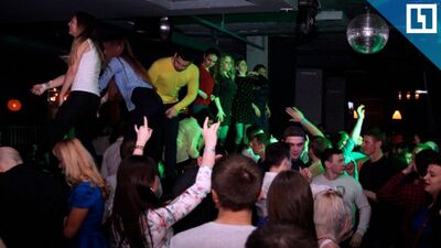 Sexo na pista de dança de uma discoteca (18+)