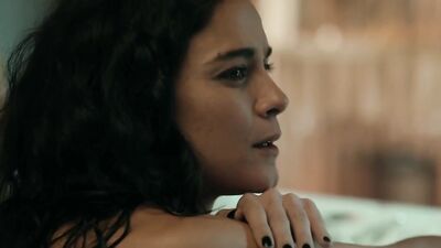 Alice Braga desnuda