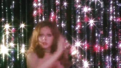 Cassandra Peterson nua