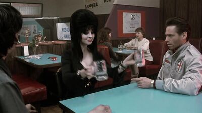 Cassandra Peterson nua