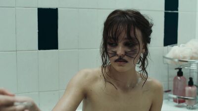 Lily-Rose Depp nue