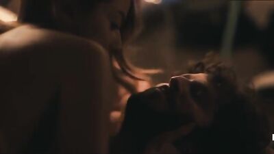 Chloe Bennet nue