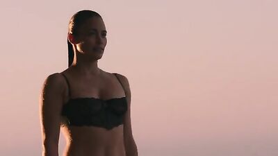 Paula Patton nago