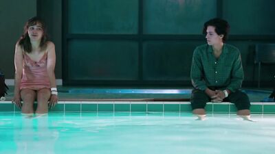 Haley Lu Richardson nackt