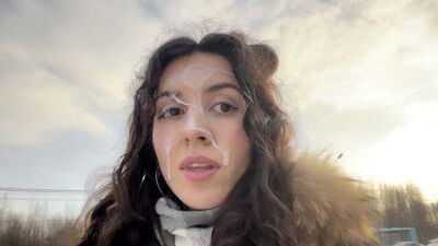 Se protegió la cara del viento