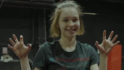 Emma Myers nos bastidores de «Wednesday»