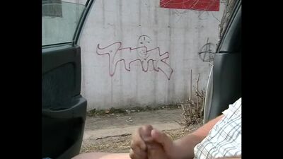 Masturba-se no carro para os transeuntes