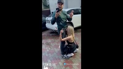 Près du club, devant tout le monde
