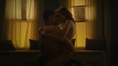 Michaela McManus nago (zasłonięta) – The Village, sezon 1, odc. 5 (2019) HD 1080p Oglądaj online / Michaela McManus – Sąsiedzi
