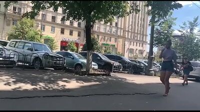 A balança os seios na rua