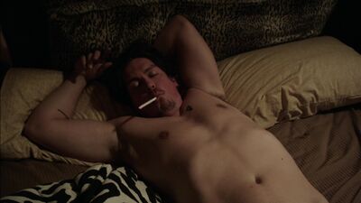 Steve Howey w serialu „Shameless” (USA), sezon 1, odcinek 1