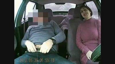Una mujer casada le hizo una mamada en el coche y abrió las piernas: grabación de la cámara de a bordo