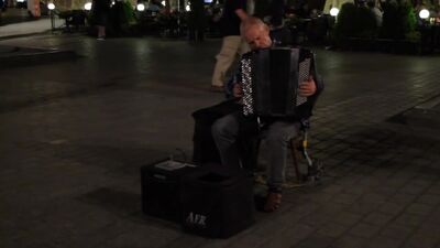 «La tormenta» de Vivaldi interpretada por un virtuoso del acordeón. Cracovia, plaza del mercado