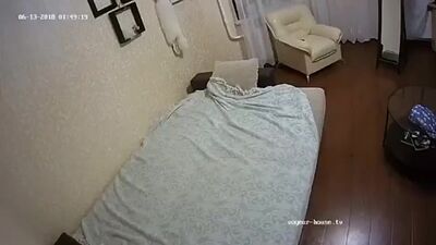 Câmara escondida, traição, loira jovem fode com um amigo e faz sexo oral na câmara do telemóvel, festa em casa, porno caseiro russo, vídeo vazado