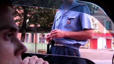 Uma situação engraçada com um agente da polícia de trânsito. Os nervos dele não aguentam