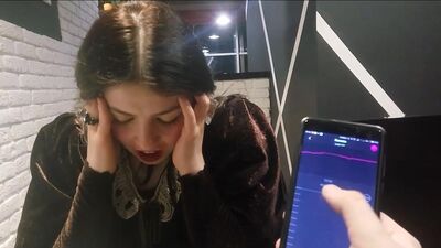 Une culotte vibrante dans un restaurant public