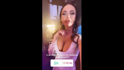 Яна Кошкина және оның 4 кеуделері