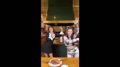 Каміла та Ляйсан танцюють