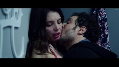 Иле́ния Пасторе́лли жалаңаш – «Маған Джиг Робот дейді» (2015) – 1080