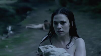 Hayley Atwell nue - Hayley Atwell et Megan Fox nues dans « Les Piliers de la Terre »