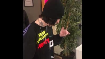 Lil Xan zeigt seinen Schwanz