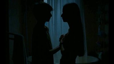 Siostra robi loda młodszemu bratu w łazience (incest w filmie, obciągnęła mu, spuścił się w majtki siostry, uwiodła brata, obmacuje cycki)
