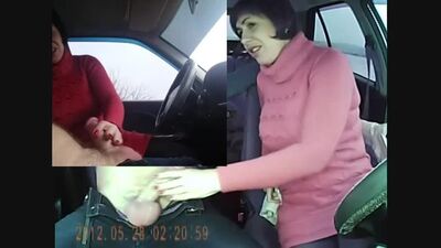 O taxista Anatoly fode com umas ucranianas locais vendidas por dinheiro (porno caseiro ucraniano, sexo no carro, foda por dinheiro, broche, chupada)