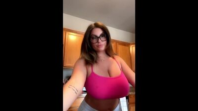 Kasey Madrazo muestra sus grandes tetas en la cámara, porno casero, morena, glamour, nueva en OnlyFans, milf, tetas, milf, porno casero, tetas