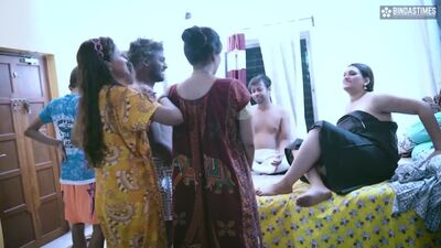 Todas tus estrellas porno indias favoritas se reúnen para una orgía y un gangbang después del rodaje
