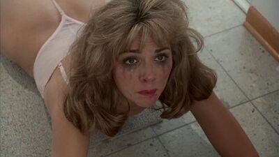 Kim Cattrall (cenas sensuais de Kim Cattrall em «Live Nude Girls», 1995)