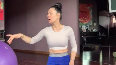 Masha Efrosinina em leggings