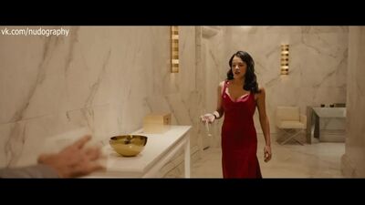 Le décolleté de Michelle Rodriguez dans le film « Fast & Furious 7 » (Furious 7, 2015, James Wan)