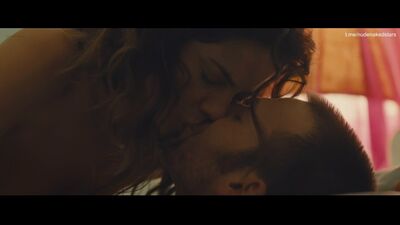 Michelle Monaghan (escenas sensuales de Michelle Monaghan en «Playing It Cool», 2014)
