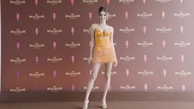 Hande Erçel deslumbró en la fiesta de Magnum en Cannes