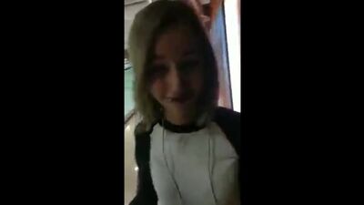 Se sentó sobre una botella en el centro comercial