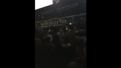 Des supporters d'Arsenal qui crient près du car de l'équipe