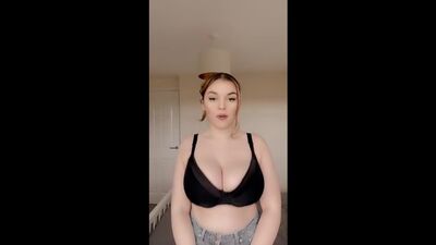 Un gros cul et une grosse poitrine ● Mia Williams
