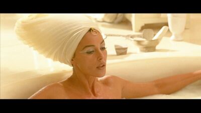 Monica Bellucci nue - Astérix et Obélix : Mission Cléopâtre (2002)