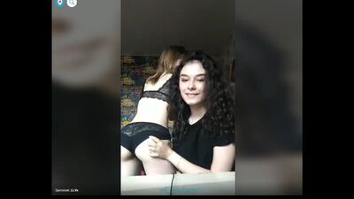 Dwie młode, seksowne dziewczyny całują się i pokazują bieliznę. Periscope. Periscope