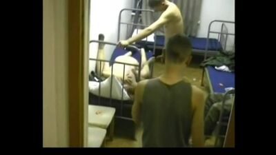 Pornografia caseira em grupo numa unidade militar