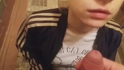 Dziewczyna robi loda za dawkę w klatce schodowej